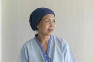 porträt einer älteren krebspatientin mit kopftuch im krankenhaus, im gesundheitswesen und im medizinischen konzept foto