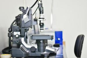 Mikroskop für Forschung und Entwicklung in industriellen Fabriklaboren foto