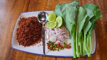 Hackfleisch mit gesalzenem Fisch vor dem Essen mit roten Zwiebeln, Chili mischen und Limette auspressen. foto