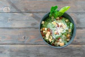 Caesar-Salat mit Römersalat, knusprigem Speck, Croutons und Parmesankäse. foto