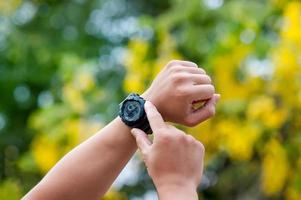 meine Hand und meine schwarze Uhr foto