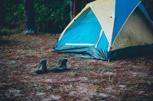 Zelte und Unterkunft von Touristen. schlafen im wald im winter und urlaub von touristen foto