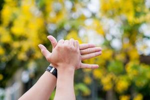 meine Hand und meine schwarze Uhr foto