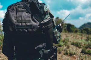 Soldaten benutzen das Funkgerät. und verwenden Sie die Karte für die Kommunikation zwischen militärischen Operationen im Grenzwald. Wächter foto