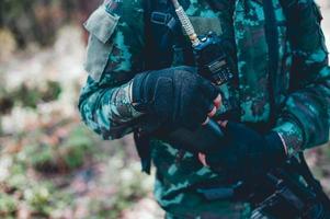 Soldaten benutzen das Funkgerät. und verwenden Sie die Karte für die Kommunikation zwischen militärischen Operationen im Grenzwald. Wächter foto