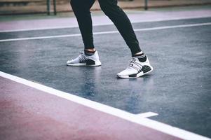 Outdoor-Übung Mann gesunde Bewegung, Schlagen, Laufen, Gehen und bereiten Sie sich auf das Training vor foto