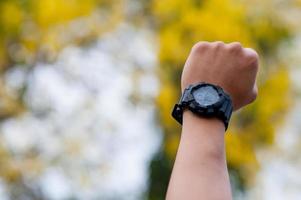 meine Hand und meine schwarze Uhr foto