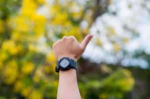 meine Hand und meine schwarze Uhr foto