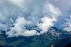 niedrige Wolken über den Bergen in der Nähe des Fuchsgletschers foto