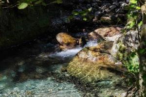 winzige stromschnellen am torrent val vertova lombardei bei bergamo in italien foto