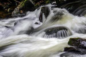 East Lyn River in voller Strömung foto