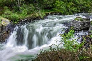 reißender strom, der aus dem loch morar strömt foto