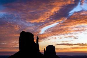 Blick auf die Fäustlinge im Monument Valley foto