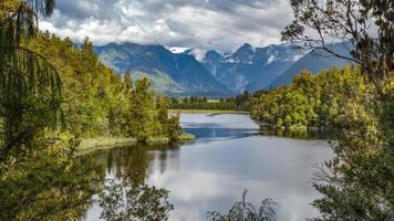 Malerischer Blick auf den Lake Matheson in Neuseeland im Sommer foto