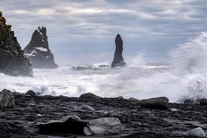 stürmisches wetter am vulkanischen strand von reynisfjara foto