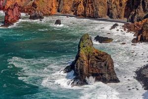 klippen und felsen bei st. lawrence auf madeira mit ungewöhnlichen vertikalen felsformationen foto