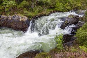 reißender strom, der aus dem loch morar strömt foto