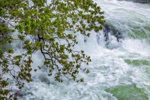 reißender strom, der aus dem loch morar strömt foto