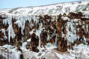 gefrorener wasserfall in der nähe von vik island foto