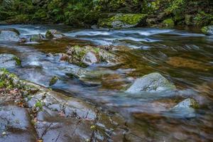 Blick auf schnell fließendes Wasser im East Lyn River foto