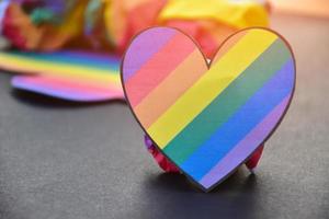 regenbogenfarbenes papier ausgeschnitten in herzform, konzept für lgbt-gemeinschaftsfeiern im stolzmonat und besondere lgbt-anlässe auf der ganzen welt. foto