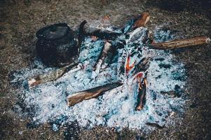 das Feuer erlischt am Morgen. Die Touristen kommen in den Wald. inklusive kochendem Kaffee und Frühstück. foto