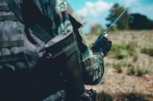 Soldaten benutzen das Funkgerät. und verwenden Sie die Karte für die Kommunikation zwischen militärischen Operationen im Grenzwald. Wächter foto