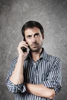 Porträt eines unzufriedenen Mannes, während er einen Anruf hört. foto