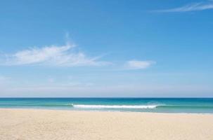 phuket meer schöner tropischer sandstrand mit hintergrundbild des blauen ozeans und des blauen himmels für naturhintergrund oder sommerhintergrund foto