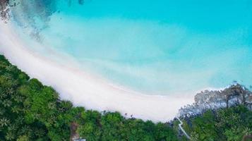 phuket strand meer erstaunliche strandluftaufnahme des tropischen strandmeeres auf der wunderschönen insel phuket am freiheitsstrand phuket thailand phuket island ist das reiseziel für touristen foto