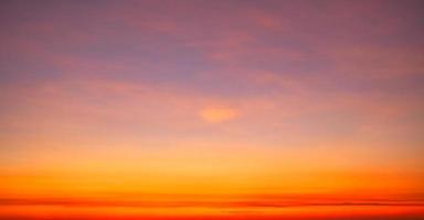schöne bewegungsunschärfe langzeitbelichtung sonnenuntergang oder sonnenaufgang mit dramatischen himmelswolken auf der tropischen insel phuket erstaunliches naturlicht des naturverschwommenen himmels foto