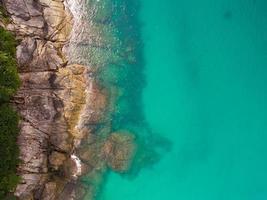 Luftaufnahme von oben nach unten Küste schöne türkisfarbene Meeresoberfläche an sonnigen Tagen gutes Wetter Tag Sommer Hintergrund erstaunliches Meer in Phuket Thailand am 23. November 2021 foto