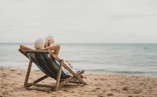 asia frau entspannen auf strandkorb in pattaya, thailand foto