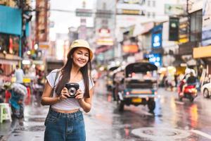 asiatische reisende frau mit kamera in chinatown. foto