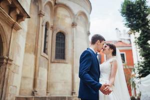 Hochzeitsportrait eines glücklichen Paares. stehen und küssen foto