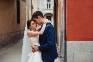 Hochzeitsportrait eines glücklichen Paares. stehen und küssen foto