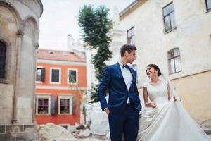 Hochzeitsportrait eines glücklichen Paares. stehen und küssen foto