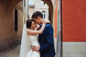 Hochzeitsportrait eines glücklichen Paares. stehen und küssen foto