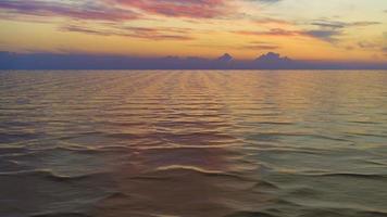 Meereslandschaft mit einem wunderschönen Sonnenuntergang über der Wasseroberfläche foto