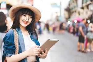 junge asiatische reiseführer verwenden tablet-gerät für smart tour. foto