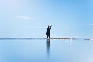 lokaler lebensstil im freien von fischern am strand meer am späten morgen foto