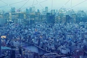tokio stadtansicht von oben mit digitaler cyberleitung im zukünftigen netzwerkkonzept. foto