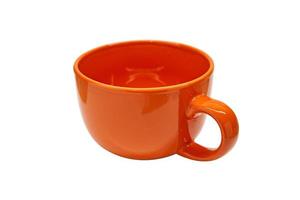 orange leere saubere runde mit griff keramik kaffee teebecher auf isoliertem weißem hintergrund mit platz für text. Platz kopieren. Minimaler Stil. Konzeptlayout für Etikettierung und Getränkeplatzierung foto