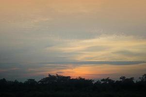 himmel und sonne blau und orange am himmel im sommer. foto