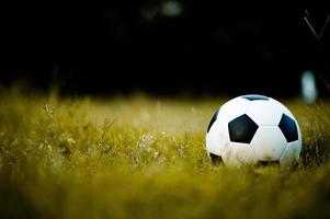 ball auf dem rasen in einem gelben feld auf dem fußballfeld bereit zur bestrafung. und starte aktiv Fußball foto