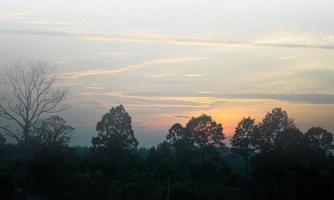 himmel und sonne blau und orange am himmel im sommer. foto