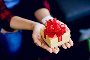 eine geschenkbox für mädchen mit chris glatt feiert neujahr mit einer textfläche. foto