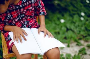 Hände und Bücher lesen Studie für Wissen, das die Kinder schwer lesen können. pädagogische Ideen foto