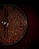frische Kaffeebohnen auf einem Rösterofen. zum Trocknen oder Rösten von Kaffeebohnen. bevor sie zu Pulver gemahlen werden, um frischen Kaffee zuzubereiten. 3D-Rendering foto