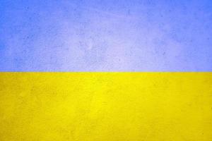 die texturwand ist mit der gelb-blauen flagge der ukraine getönt. Hintergrund der ukrainischen Nationalsymbole foto